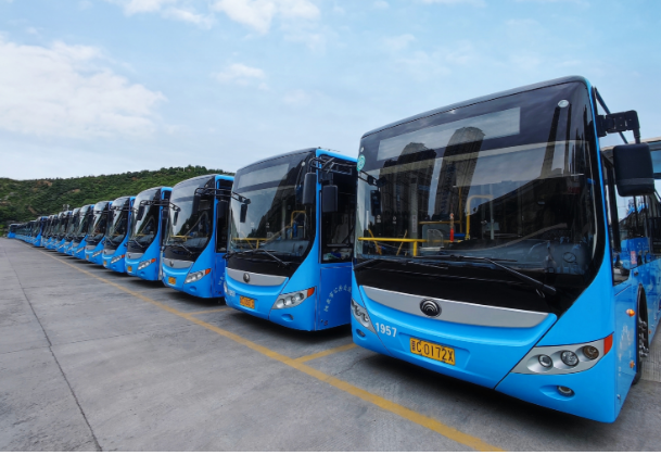 路遇大貨車輪胎起火，6路公交車駕駛員王曉春果斷施以援手 --“我車上的3個滅火器都用完了”