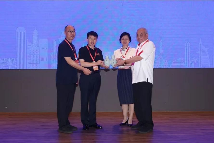 王新軍仰韶雙聯(lián)壺贈(zèng)馬來(lái)西亞，中馬友誼再續(xù)千年雅韻